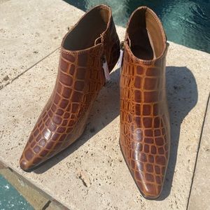 Like née Donald Pliner booties